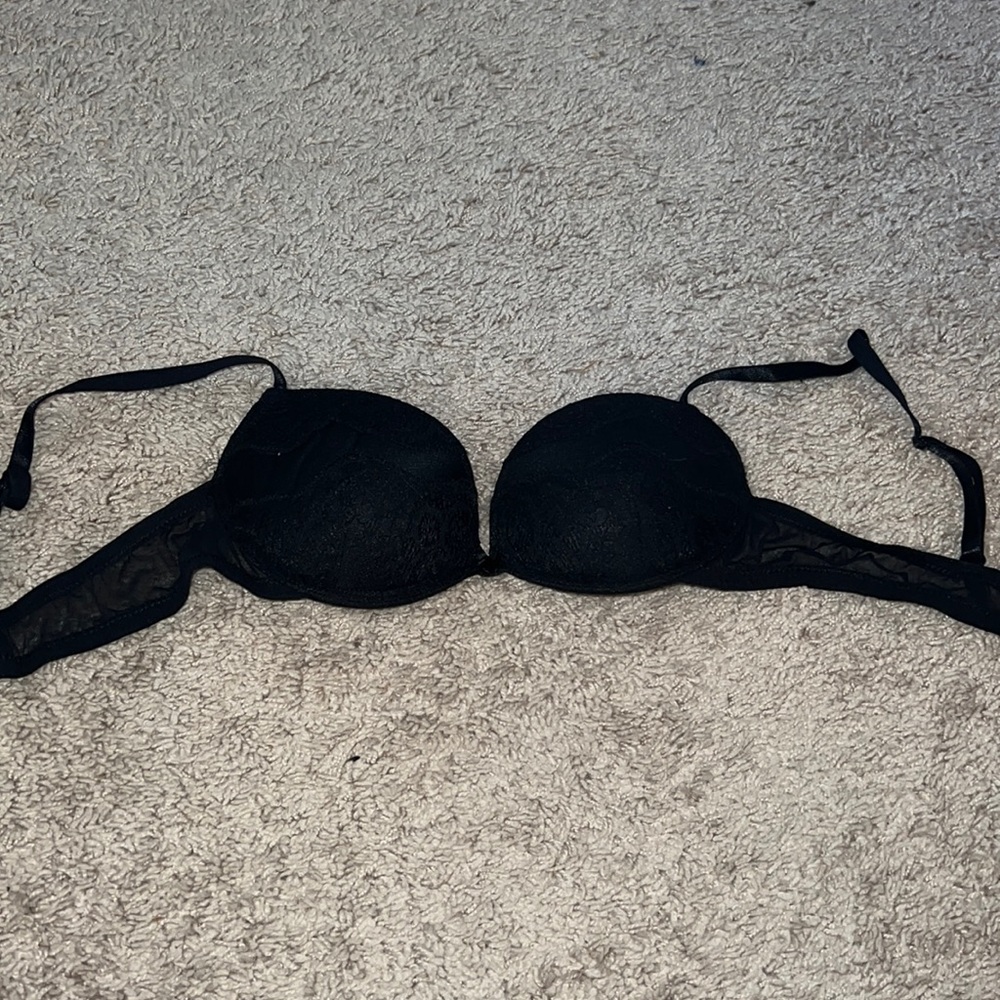 Yamamay size 34B black bra with lace accents
